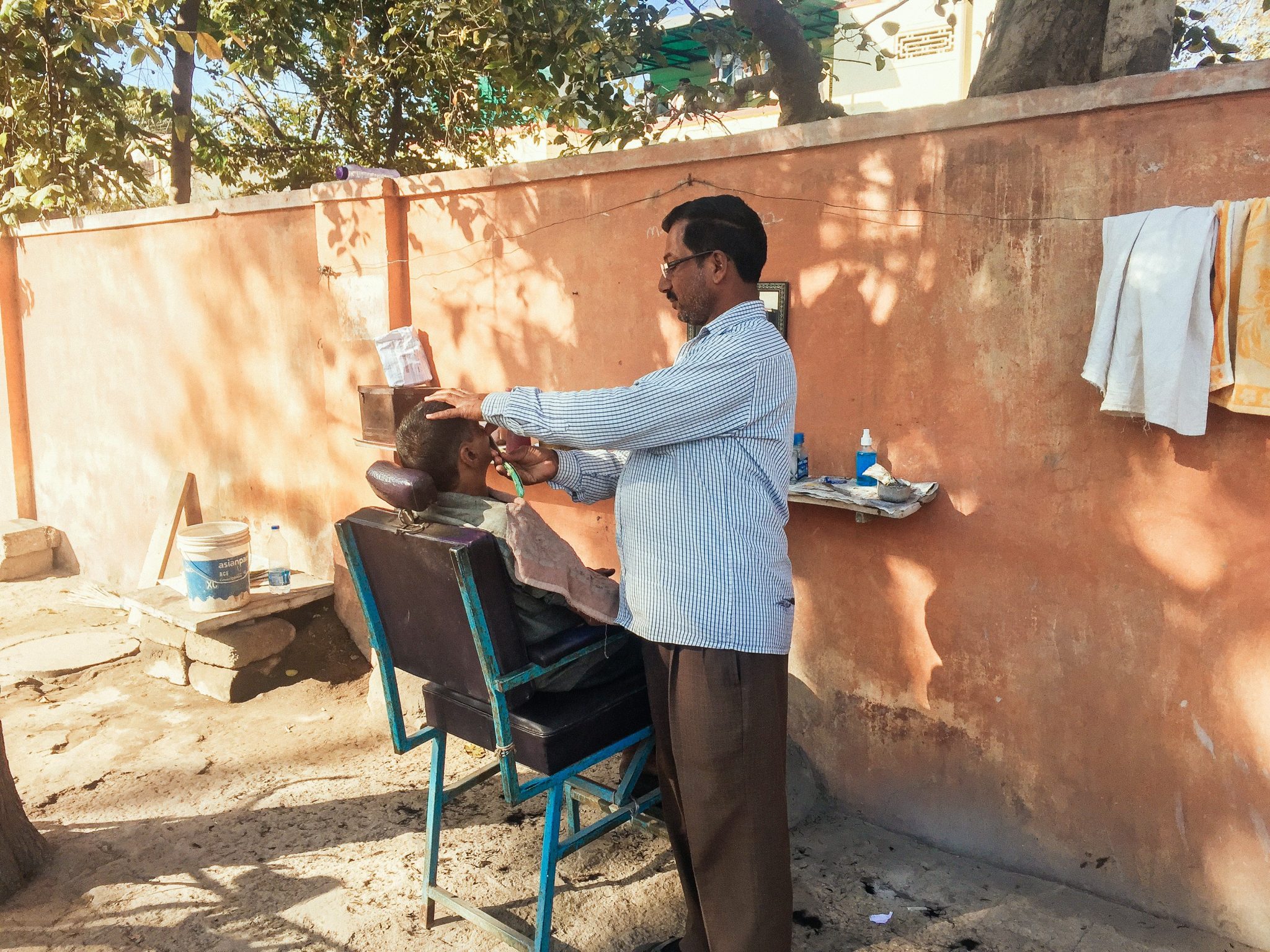Street barber in Jaipur, Rajasthan | Indian Travel Itinerary